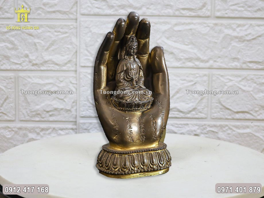 Hình ảnh nhìn nghiêng của bức tượng